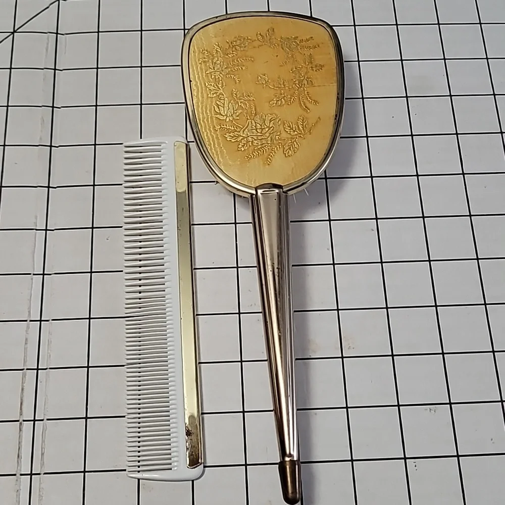 Vintage Brush and Comb Set‎